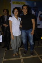 Aamir Khan, Kiran Rao at Dhobi Ghat DVD launch in Crossword, Kemps Corner on 23rd Dec 2011 (12).JPG